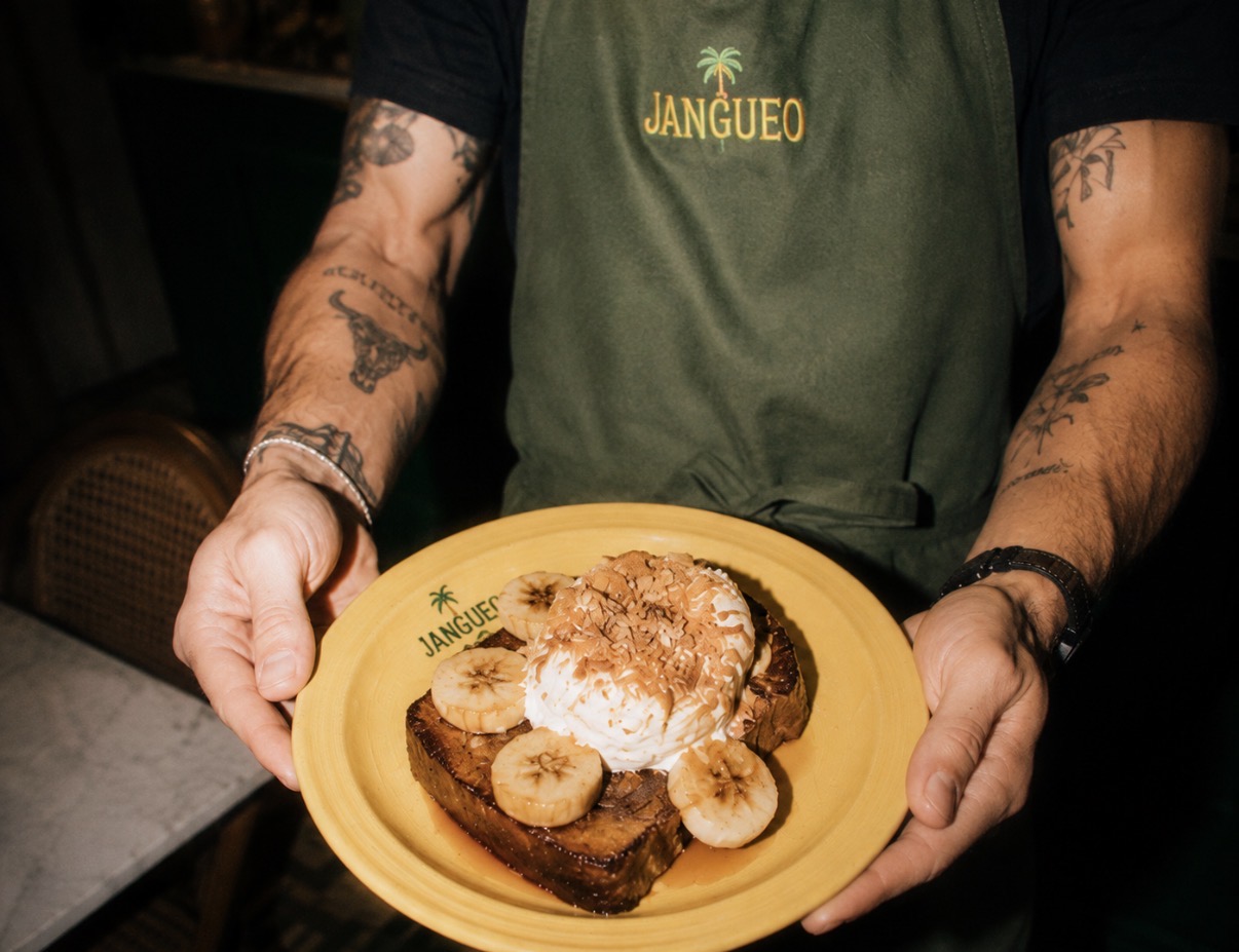 French toast served on a Jangueo plate